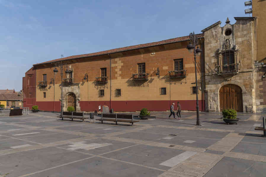 León 049 - palacio Episcopal.jpg